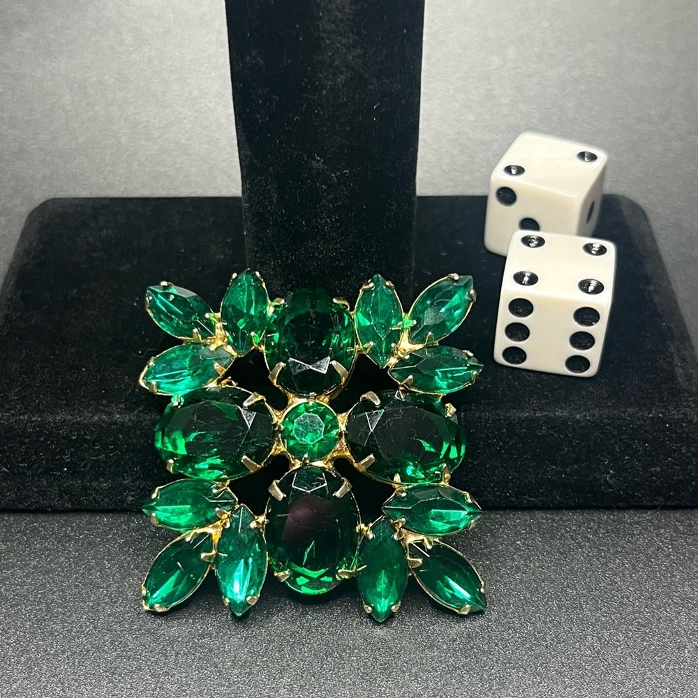 vintage emerald green rhinestone brooch large gold tone statement pin. 1960s - Picture 5 of 8